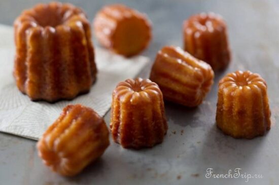 Caneles bordelais, small cakes with a caramelised crust