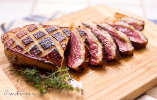 Magret de canard, grilled duck breast served pink