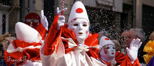 The Limoux carnival continuing after dark under the arcades
