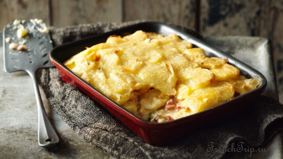 Potato gratin with cheese and bacon, baked until golden