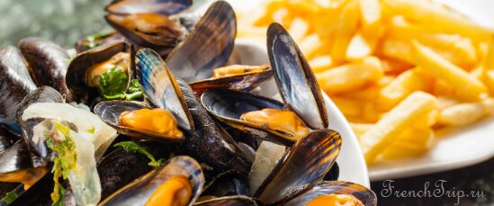 Mussels and chips, the everyday seaside dish of the Normandy coast