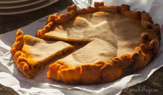 Tielle setoise, the small octopus pie of Sete