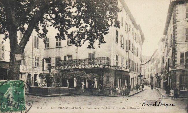 Les Mille Colonnes on its Provencal square in Draguignan
