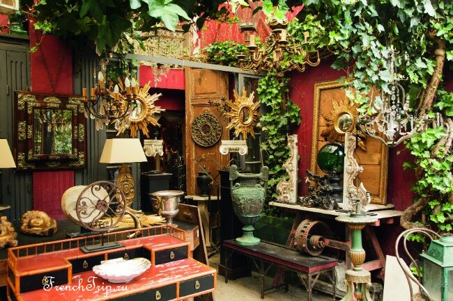 Stalls at a Paris flea market selling antiques and bric-a-brac