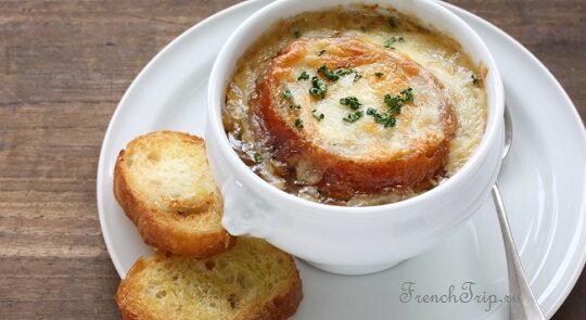 Soupe a l oignon gratinee, onion soup baked under a cheese crust