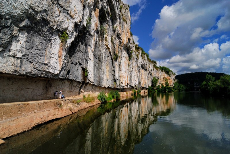 File:Chemin de halage bouziès.jpg - Saint-Cirq-Lapopie (Сен-Сирк-Лапопи), Миди-Пиренеи, Франция