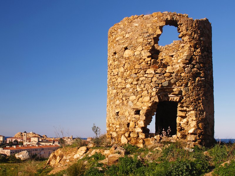 File:L'Île-Rousse-moulin ruiné.jpg