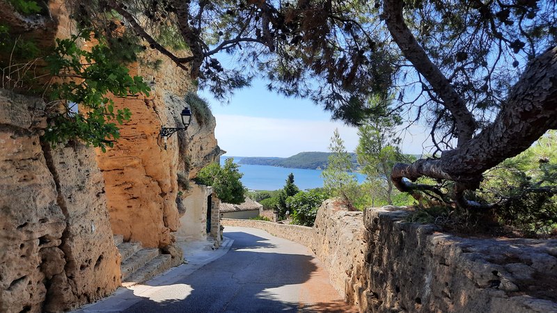 File:Ruelle de Miramas-le-Vieux et vue sur l'étang de Berre.jpg